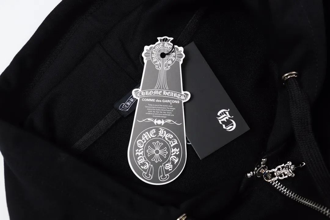 Q23—P230 -Chrome Hearts/Chrome Hearts printed zipper sweatshirt cardigan jacket -420 grams of high-density, high-quality wool, soft, delicate and skin-friendly, soft and silky to the touch, warm and skin-friendly -The hardware zipper accessories are all customized and full of details -Colour: black -Size: S M L XL